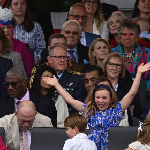 Kate Catherine Middleton, duchesse de Cambridge, le prince Louis, la princesse Charlotte, le prince George, Mike Tindall, Mia Tindall - La famille royale d'Angleterre lors de la parade devant le palais de Buckingham, à l'occasion du jubilé de la reine d'Angleterre. le 5 juin 2022