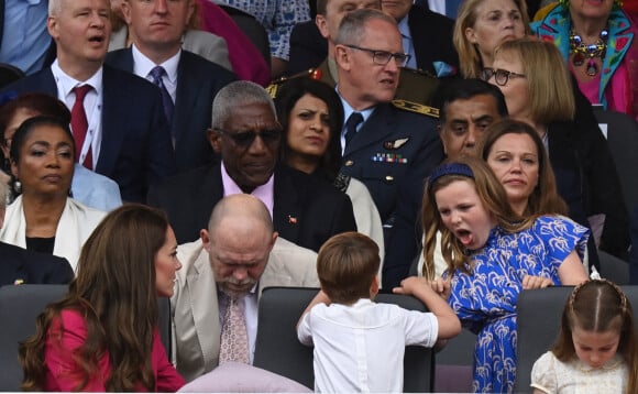 Kate Catherine Middleton, duchesse de Cambridge, le prince Louis, la princesse Charlotte, Mike Tindall, Mia Tindall - La famille royale d'Angleterre lors de la parade devant le palais de Buckingham, à l'occasion du jubilé de la reine d'Angleterre. le 5 juin 2022