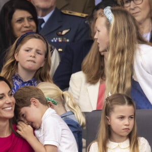 Catherine (Kate) Middleton, duchesse de Cambridge, Le prince Louis de Cambridge, La princesse Charlotte de Cambridge, Mike Tindall, sa fille Mia Grace, Savannah Phillips - Jubilé de platine de la reine Elisabeth II d'Angleterre à Bukingham Palace à Londres, le 5 juin 2022.  Duchess Catherine, Prinz Louis, Princess Charlotte, Mia Grace Tindall, Savannah Phillips, "The Platinum Jubilee Pageant" to mark the 70th anniversary of the Queen's reign at Buckingham Palace, London, UK, 5 June 2022. ( DANA-No: 02332946 )