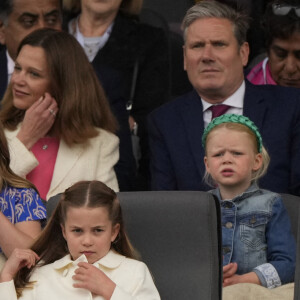 Le prince George, La princesse Charlotte, and Le prince Louis Mike Tindall, Mia Tindall, Lena Tindall, and Zara Tindall - La famille royale d'Angleterre lors de la parade devant le palais de Buckingham, à l'occasion du jubilé de la reine d'Angleterre. Le 5 juin 2022 