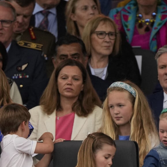 Kate Catherine Middleton, duchesse de Cambridge, le prince Louis, la Princesse Charlotte, et le Prince George, Mike Tindall, Mia Tindall, Savannah Phillips, len Tindall, Zara Tindall - La famille royale d'Angleterre lors de la parade devant le palais de Buckingham, à l'occasion du jubilé de la reine d'Angleterre. Le 5 juin 2022 