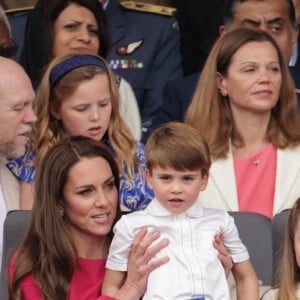 Kate Catherine Middleton, duchesse de Cambridge, le prince Louis, la princesse Charlotte, Mike Tindall et Mia Tindall, Victoria Starmer - La famille royale d'Angleterre lors de la parade devant le palais de Buckingham, à l'occasion du jubilé de la reine d'Angleterre. Le 5 juin 2022 