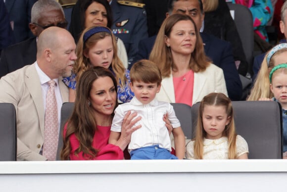Kate Catherine Middleton, duchesse de Cambridge, le prince Louis, la princesse Charlotte, Mike Tindall et Mia Tindall, Victoria Starmer - La famille royale d'Angleterre lors de la parade devant le palais de Buckingham, à l'occasion du jubilé de la reine d'Angleterre. Le 5 juin 2022 