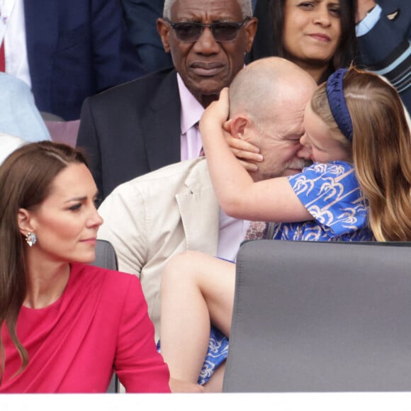 Kate Catherine Middleton, duchesse de Cambridge, Mike Tindall et Mia Tindall - La famille royale d'Angleterre lors de la parade devant le palais de Buckingham, à l'occasion du jubilé de la reine d'Angleterre. Le 5 juin 2022 