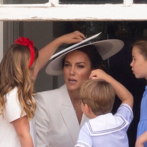 Mia Grace Tindall, Catherine Kate Middleton, duchesse de Cambridge, le prince Louis et la princesse Charlotte - Les membres de la famille royale regardent le défilé Trooping the Colour depuis un balcon du palais de Buckingham à Londres lors des célébrations du jubilé de platine de la reine le 2 juin 2022 