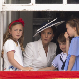 Mia Grace Tindall, Catherine Kate Middleton, duchesse de Cambridge, le prince Louis et la princesse Charlotte - Les membres de la famille royale regardent le défilé Trooping the Colour depuis un balcon du palais de Buckingham à Londres lors des célébrations du jubilé de platine de la reine le 2 juin 2022 