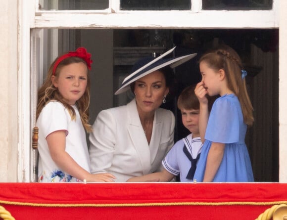 Mia Grace Tindall, Catherine Kate Middleton, duchesse de Cambridge, le prince Louis et la princesse Charlotte - Les membres de la famille royale regardent le défilé Trooping the Colour depuis un balcon du palais de Buckingham à Londres lors des célébrations du jubilé de platine de la reine le 2 juin 2022 