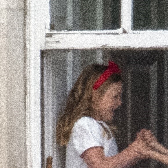Mia Tindall, la princesse Charlotte de Cambridge et Catherine (Kate) Middleton, duchesse de Cambridge, - Les membres de la famille royale saluent la foule depuis le balcon du Palais de Buckingham, lors de la parade militaire "Trooping the Colour" dans le cadre de la célébration du jubilé de platine (70 ans de règne) de la reine Elizabeth II à Londres, Royaume Uni, le 2 juin 2022. 