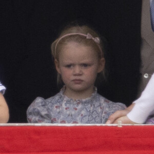 Le prince Louis de Cambridge, Lena Tindall et Mia Grace Tindall - Les membres de la famille royale regardent le défilé Trooping the Colour depuis un balcon du palais de Buckingham à Londres lors des célébrations du jubilé de platine de la reine le 2 juin 2022 