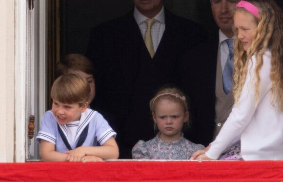 Le prince Louis de Cambridge, Lena Tindall et Mia Grace Tindall - Les membres de la famille royale regardent le défilé Trooping the Colour depuis un balcon du palais de Buckingham à Londres lors des célébrations du jubilé de platine de la reine le 2 juin 2022 