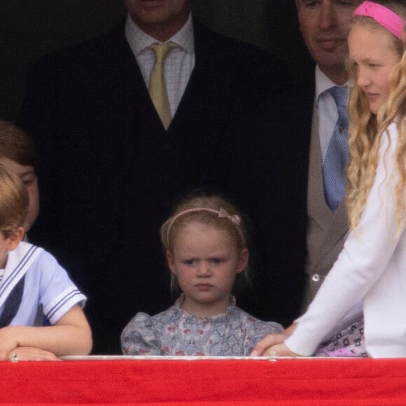 Le prince Louis de Cambridge, Lena Tindall et Mia Grace Tindall - Les membres de la famille royale regardent le défilé Trooping the Colour depuis un balcon du palais de Buckingham à Londres lors des célébrations du jubilé de platine de la reine le 2 juin 2022 