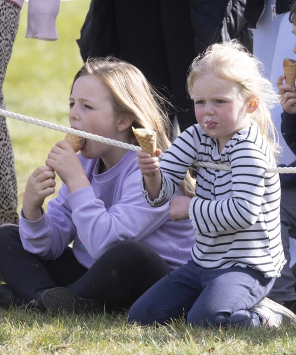 Zara Phillips (Zara Tindall) participe à une compétition équestre sous le regard de son mari Mike et de ses enfants à Cirencester le 27 mars 2022. 