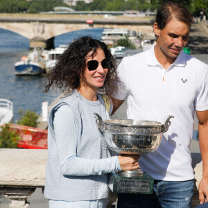 Rafael Nadal et sa femme Xisca Perello - Rafael Nadal pose avec la coupe des Mousquetaires sur le pont Alexandre III après sa 14ème victoire en finale du simple messieurs aux internationaux de France de tennis de Roland Garros à Paris, France, le 06 juin 2022. © Christophe Clovis / Bestimage. 