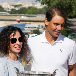 Rafael Nadal et sa femme Xisca Perello - Rafael Nadal pose avec la coupe des Mousquetaires sur le pont Alexandre III après sa 14ème victoire en finale du simple messieurs aux internationaux de France de tennis de Roland Garros à Paris, France, le 06 juin 2022. © Christophe Clovis / Bestimage. 