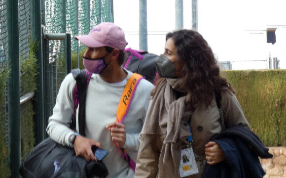 Rafael Nadal et sa femme Xisca Perello quittent le stade où le joueur vient de rencontrer Ilya Ivashka au tournoi Conde de Godo à Barcelone le 21 avril 2021. 
