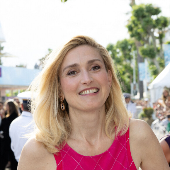 Exclusif - Julie Gayet avant la montée des marches de "L'innocent" lors du 75ème Festival International du Film de Cannes, le 24 mai 2022. Justin Personnaz/Bestimage 