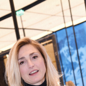 Exclusif - Julie Gayet au lancement des nouveaux parfums Moncler dans sa boutique sur l'avenue des Champs-Élysées à Paris, France, le 22 avril 2022. © Rachid Bellak/Bestimage