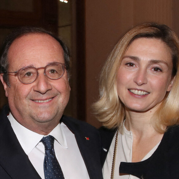 François Hollande et sa compagne Julie Gayet - Vernissage de l'exposition de la Collection François Pinault du Sculpteur Charles Ray à la Bourse du Commerce à Paris, France, le 15 Février 2022. Bertrand Rindoff/Bestimage 