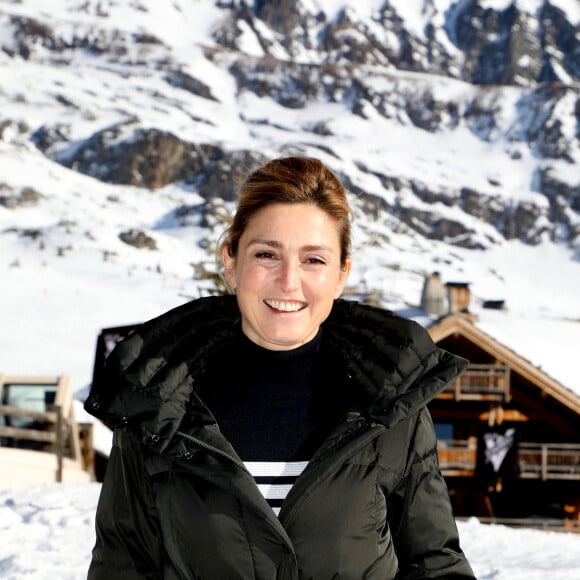 Julie Gayet lors d'un photocall à la 25ème édition du Festival international du film de comédie de l'Alpe d'Huez le 18 janvier 2022. © Dominique Jacovides / Bestimage 