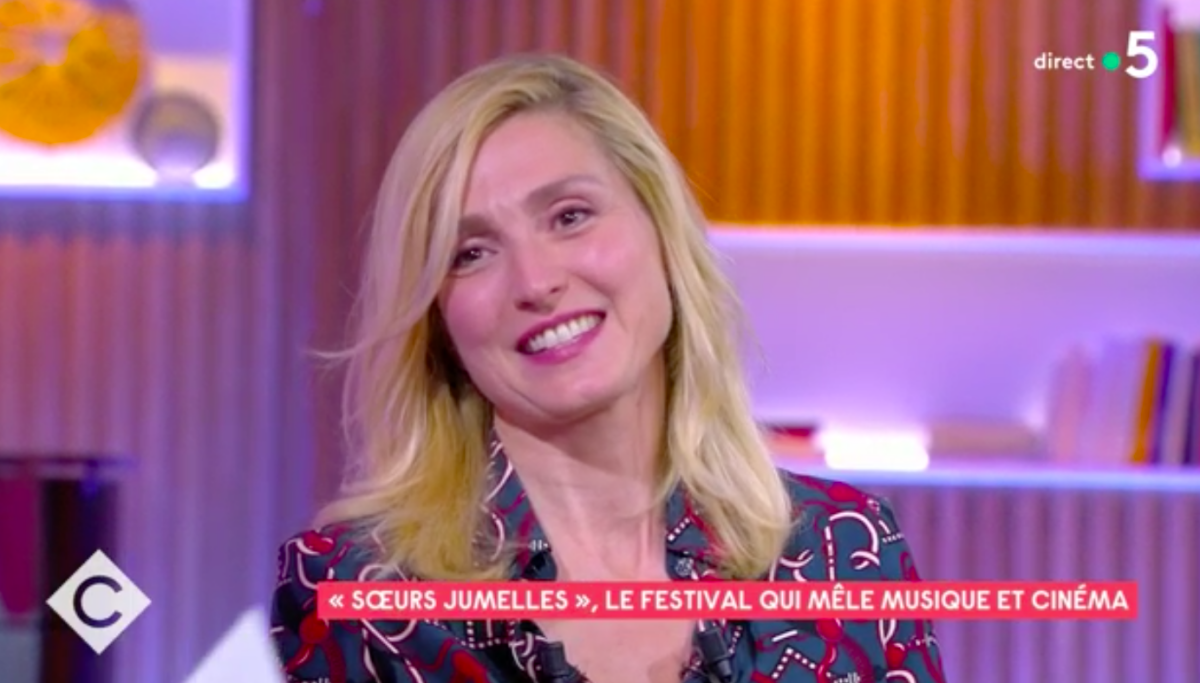 Vidéo Julie Gayet Se Fait Offrir Un Bouquet De Fleurs Par Léquipe De C à Vous Après Son