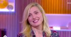 Julie Gayet se fait offrir un bouquet de fleurs par l'équipe de "C à Vous" après son mariage avec François Hollande