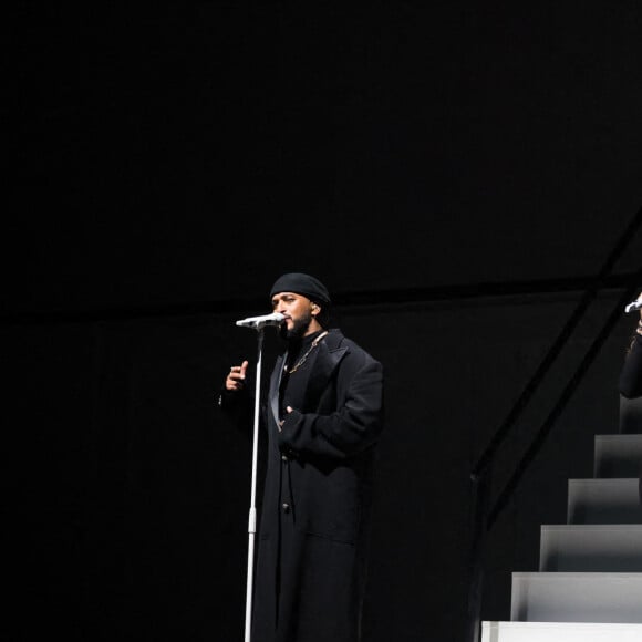 Exclusif - Vitaa et Slimane sur la scène de l'AccorHotels Arena à Paris pour leur tournée " Versus Tour" le 22 octobre 2021. © Tiziano Da Silva / Bestimage 