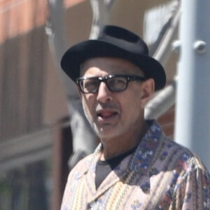 Exclusif - Jeff Goldblum se promène avec des amis à Beverly Hills. Le 13 mai 2022