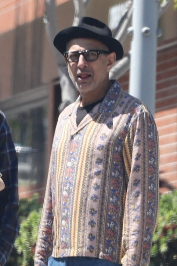 Exclusif - Jeff Goldblum se promène avec des amis à Beverly Hills. Le 13 mai 2022