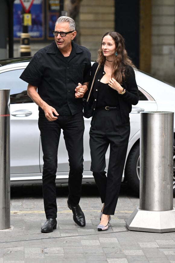 Jeff Goldblum et sa femme Emilie Livingston quittent le studio de Global Radio à Londres, le 26 mai 2022.