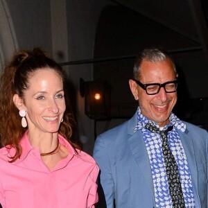Jeff Goldblum et sa femme Emilie Livingston quittent le restaurant "Craig's" à West Hollywood le 14 octobre 2021.