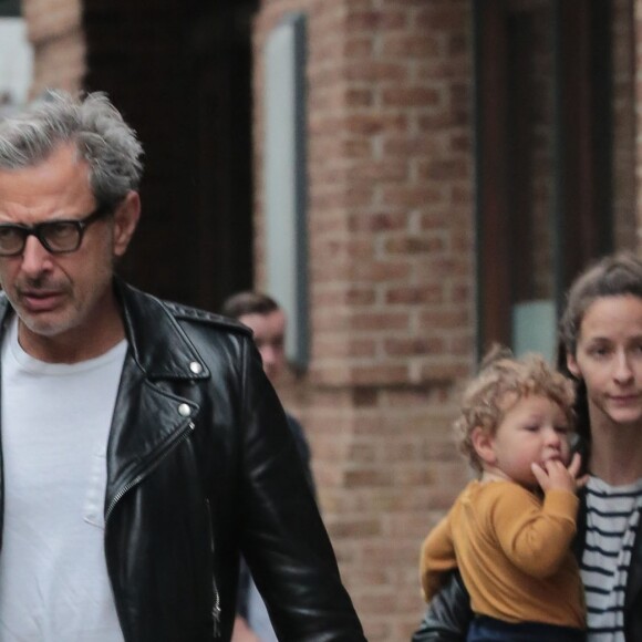 Jeff Goldblum avec sa femme Emilie Livingston et leur fils Charlie se promènent à New York, le 16 juin 2016.