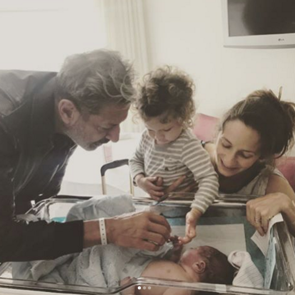 Jeff Goldblum, son épouse Emilie Livingston et leur fils Charlie après la naissance du dernier membre de la famille, le petit River, en avril 2017.