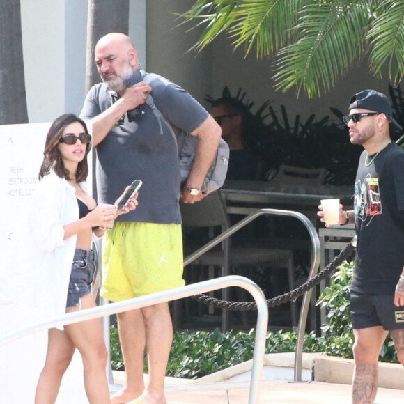 Neymar Jr et sa compagne Bruna Biancardi se prélassent avec des amis au "Fontainebleau Resort" à Miami, le 8 juin 2022.