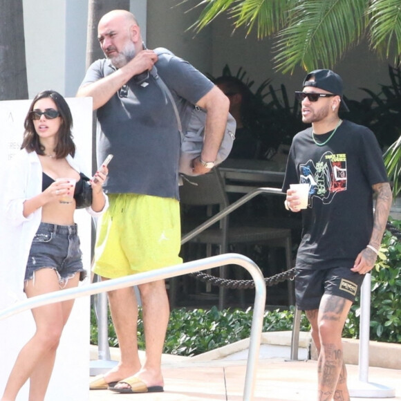 Neymar Jr et sa compagne Bruna Biancardi se prélassent avec des amis au "Fontainebleau Resort" à Miami, le 8 juin 2022.