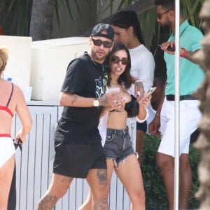 Neymar Jr et sa compagne Bruna Biancardi se prélassent avec des amis au "Fontainebleau Resort" à Miami, le 8 juin 2022.