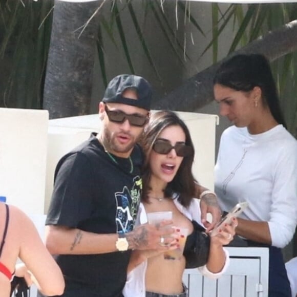 Neymar Jr et sa compagne Bruna Biancardi se prélassent avec des amis au "Fontainebleau Resort" à Miami, le 8 juin 2022.