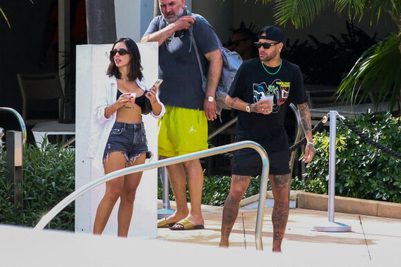Neymar Jr et sa compagne Bruna Biancardi se prélassent avec des amis au "Fontainebleau Resort" à Miami, le 8 juin 2022.