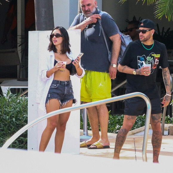 Neymar Jr et sa compagne Bruna Biancardi se prélassent avec des amis au "Fontainebleau Resort" à Miami, le 8 juin 2022.