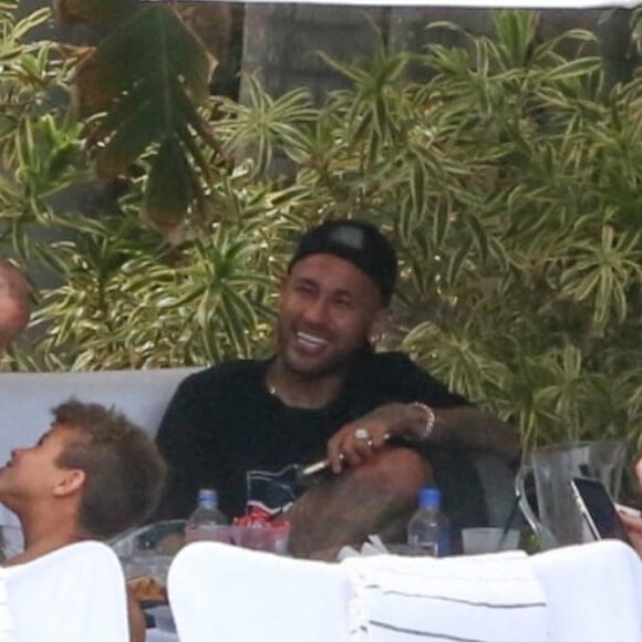 Neymar Jr et sa compagne Bruna Biancardi se prélassent avec des amis au "Fontainebleau Resort" à Miami, le 8 juin 2022.