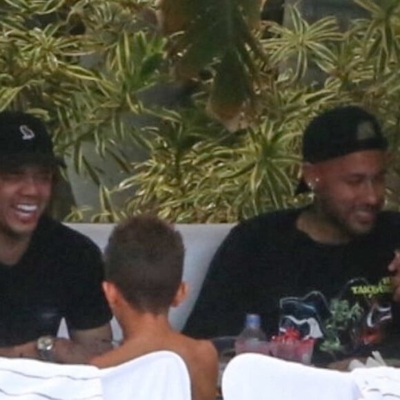 Neymar Jr et sa compagne Bruna Biancardi se prélassent avec des amis au "Fontainebleau Resort" à Miami, le 8 juin 2022.