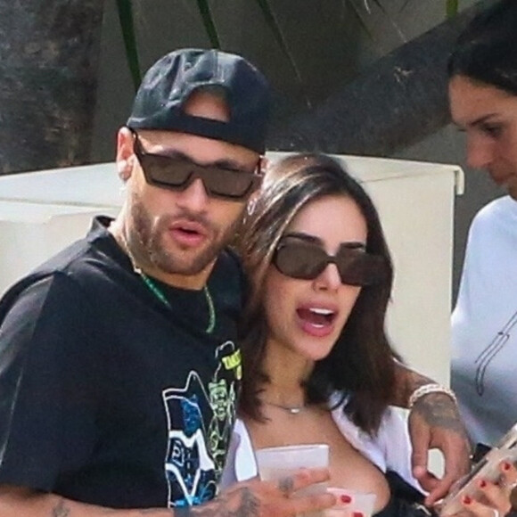 Neymar Jr et sa compagne Bruna Biancardi se prélassent avec des amis au "Fontainebleau Resort" à Miami, le 8 juin 2022.
