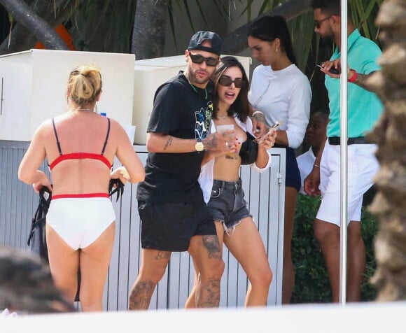 Neymar Jr et sa compagne Bruna Biancardi se prélassent avec des amis au "Fontainebleau Resort" à Miami, le 8 juin 2022.