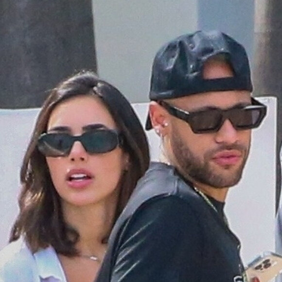 Neymar Jr et sa compagne Bruna Biancardi se prélassent avec des amis au "Fontainebleau Resort" à Miami