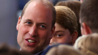 Prince William en look casual : repéré vendant des magazines dans les rues de Londres !