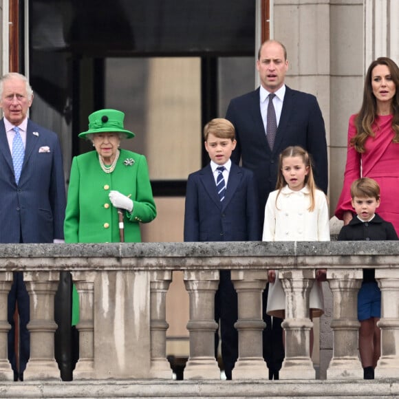 La famille royale regarde la grande parade qui clôture les festivités du jubilé de platine de la reine à Londres. 