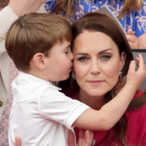 Catherine Kate Middleton, duchesse de Cambridge et le prince Louis - La famille royale regarde la grande parade qui clôture les festivités du jubilé de platine de la reine à Londres le 5 juin 2022. 