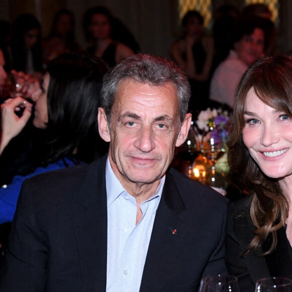 Exclusif - Nicolas Sarkozy et sa femme Carla Bruni-Sarkozy - Dîner des "Femmes Culottées" Etam au Musée de la Monnaie à Paris le 22 mars 2022. Avec "Femmes culottées", Etam a décidé de mettre à l'honneur 52 femmes dans une série de photos de S. Sieff. Soutenant le réseau associatif Solidarité Femmes, le projet mêlera des noms connus et des personnalités de l'ombre à l'histoire inspirante. Cette initiative sur le long court est menée main dans la main avec Solidarité Femmes, réseau de 73 associations qui luttent contre les violences faites aux femmes et le 3919, le numéro d'aide aux femmes victimes de violences. Toutes les participantes arborent d'ailleurs un t-shirt blanc sur lequel on peut lire Femme Culottée. La pièce est disponible à l'achat en ligne ou en magasin pour 19,99 euros. L'intégralité des bénéfices de ce dernier ira au réseau associatif, un moyen pour la marque de marquer son engagement. © Rachid Bellak/Bestimage