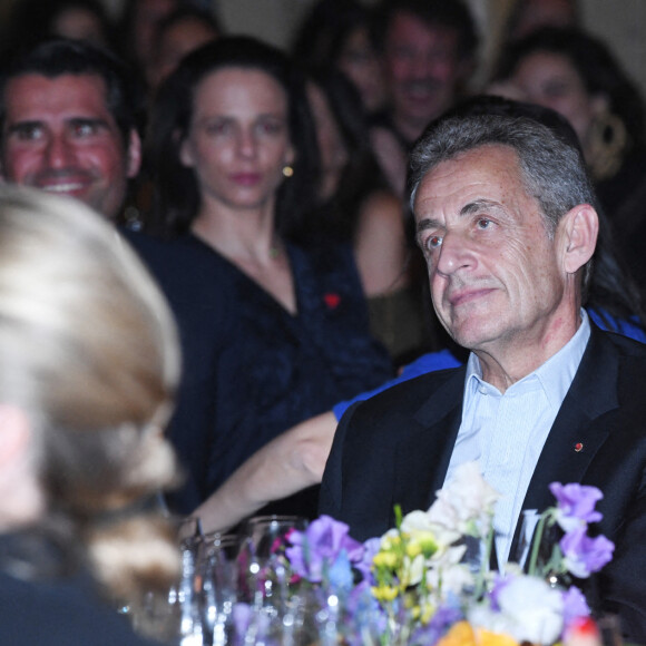 Exclusif - Nicolas Sarkozy - Dîner des "Femmes Culottées" Etam au Musée de la Monnaie à Paris le 22 mars 2022. Avec "Femmes culottées", Etam a décidé de mettre à l'honneur 52 femmes dans une série de photos de S. Sieff. Soutenant le réseau associatif Solidarité Femmes, le projet mêlera des noms connus et des personnalités de l'ombre à l'histoire inspirante. Cette initiative sur le long court est menée main dans la main avec Solidarité Femmes, réseau de 73 associations qui luttent contre les violences faites aux femmes et le 3919, le numéro d'aide aux femmes victimes de violences. Toutes les participantes arborent d'ailleurs un t-shirt blanc sur lequel on peut lire Femme Culottée. La pièce est disponible à l'achat en ligne ou en magasin pour 19,99 euros. L'intégralité des bénéfices de ce dernier ira au réseau associatif, un moyen pour la marque de marquer son engagement. © Rachid Bellak/Bestimage