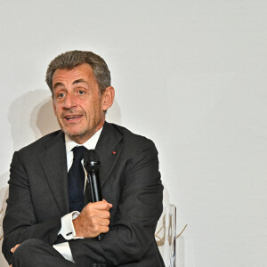 Nicolas Sarkozy lors des Entretiens de Nice organisés par le quotidien régional Nice-Matin qui ont eu lieu au Centre Universitaire Méditerranéen, le 15 octobre 2021. Depuis 2003, Les Entretiens de Royaumont, hauts lieux du débat public, de la réflexion et de la confrontation d'idées, invitent les grandes personnalités de notre temps dans le cadre de discussions ouvertes et prospectives sur les grands enjeux de notre société. Les Entretiens de Nice sont la première déclinaison des Entretiens de Royaumont en territoire. En organisant Les Entretiens de Nice, Nice-Matin entend rester fidèles à l'esprit de Royaumont. La rédaction a réuni au CUM plusieurs dizaines de décideurs de renom, chefs d'entreprise, leaders d'opinion, artistes, responsables politiques de sensibilités différentes" qui ont échangés idées et opinions autour du thème: Territoires quand viendra la fin de l'État Jacobin. Le rôle des Entretiens, c'est d'être l'endroit où sont émises les idées qui, ensuite, deviennent des idées politiques, quel que soit le parti, son origine. Les idées qui seront émises lors de ces Entretiens seront reprises à droite, à gauche. Elles commenceront à infuser la pensée et donc le débat public. © Bruno Bebert / Bestimage