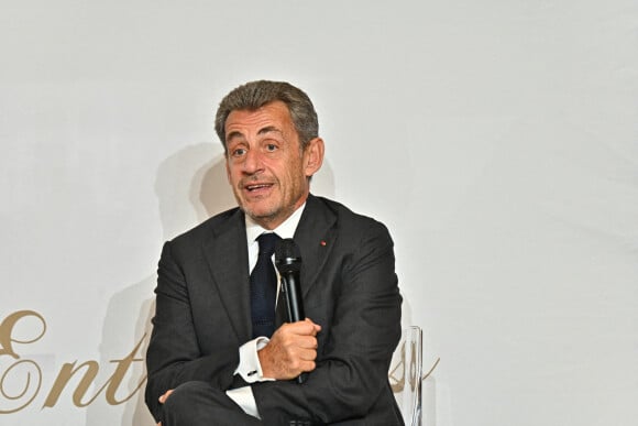 La Mousse À Plouf on X: 🇫🇷 FLASH - Nicolas #Sarkozy l'a prouvé, c'est  gênant de laisser des traces… La prochaine fois que tu veux rester  incognito, penses à La Mousse À